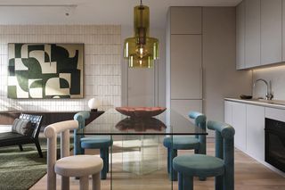 Identyczne salon i kuchnia na dwa sposoby