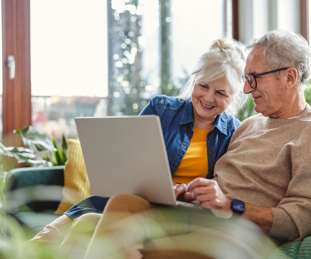 starsi ludzie z laptopem