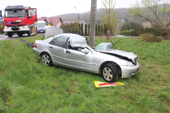 Golanka. Mercedes wypadł z drogi i uderzył w słup energetyczny