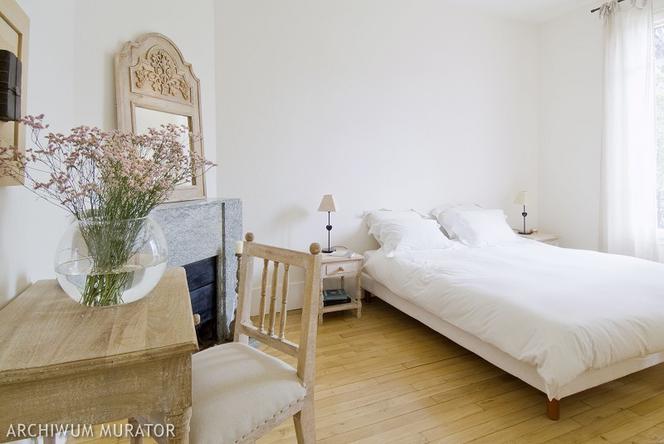 Minimalistyczna sypialnia w stylu romantycznym