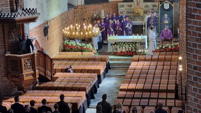 Pogrzeb szczątków ponad 700 ofiar niemieckich zbrodni. 188 trumien w kościele w Chojnicach