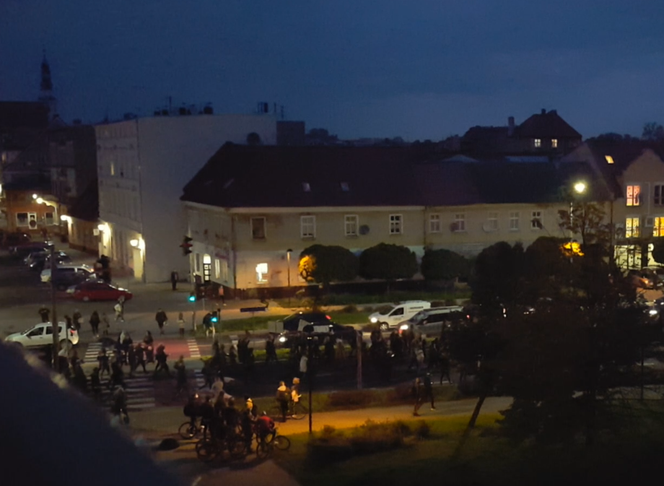 Idą lwice na ulice. Mieszkańcy Leszna znów protestują