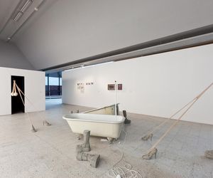 Wanny, buty i manekiny za 851 tys. zł? Ale sztuka! „To jedna z najbardziej wpływowych artystek na świecie”