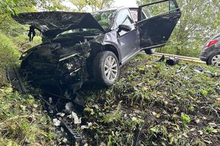 Silnik na środku drogi i dwa rozbite samochody. Cztery osoby ranne 