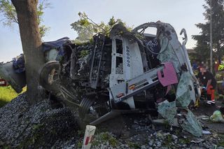 Poważny wypadek w Lubawce. Ciężarówka roztrzaskała się na drzewie. Droga zablokowana