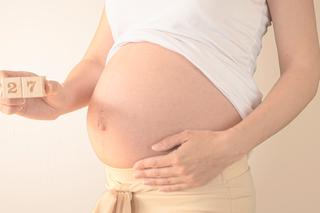 27 tydzień ciąży - brzuch matki