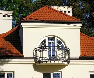 Różne formy tradycyjnych jaskółek i lukarn dachowych