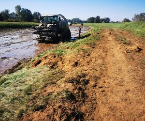 Przy wałach koło wsi Bartodzieje w powiecie górowskim zakopał się sprzęt rolniczy