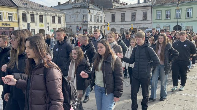 Maturzyści z Nowego Sącza zatańczyli poloneza na Rynku 