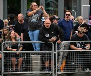 Tysiące fanów żegnają Ozzyego Osbourne'a. Tłumy pojawiły się na ulicach Birmingham [ZDJĘCIA]
