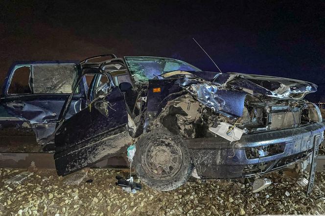 Rozbity samochód na torach, trzy osoby ranne. Co się stało pod Oleśnicą?