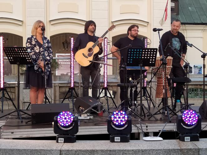 Spotkanie autorskie Artura Ziontka i koncert siedleckich artystów przy fontannie 18.08.2021