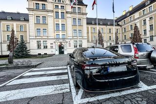 Limuzyna dla starosty, złom dla dzieci z domu dziecka