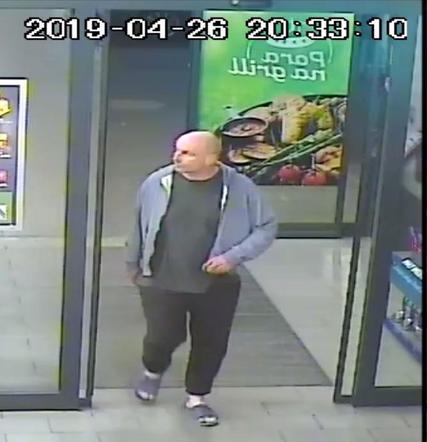 Przyszedł do sklepu w klapkach i dresie, zapakował zakupy do reklamówki i wyszedł nie płacąc