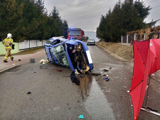 W Lipowej samochód osobowy wjechał w betonowy przepust