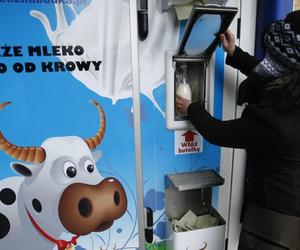 Unikalny na skalę Polski mlekomat znajduje się na jednym z toruńskich targowisk. Wydaje mleko prosto od rolnika