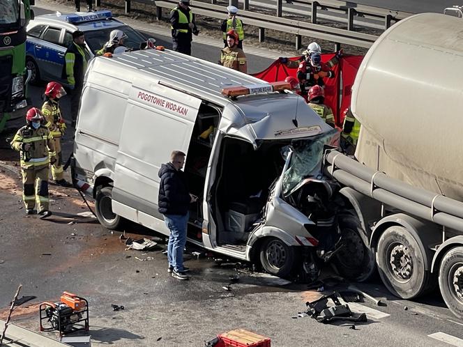 Zderzenie busa z cysterną. Ekspresówka całkowicie zablokowana