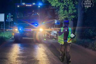 Dramatyczny wypadek w Tychach. Kierowca spłonął w aucie po uderzeniu w drzewo 