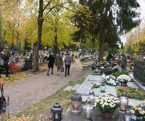 Tłumy na cmentarzu przy ul. Poprzecznej. Olsztynianie odwiedzają groby bliskich [ZDJĘCIA]