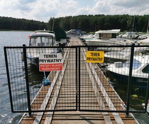 Wygląda jak wakacyjny kurort, przyciąga miłośników sportów wodnych. Warszawiacy chętnie spędzają tam upalne weekendy 
