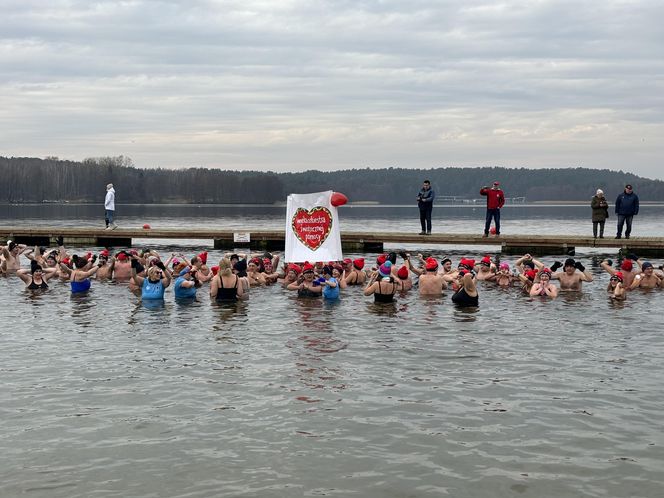 WOŚP 2025 w Olsztynie. Morsy w szczytnym celu wykąpali się w lodowatym jeziorze Ukiel [ZDJĘCIA]