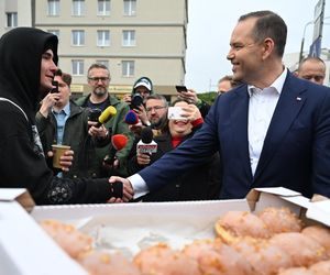 Karol Nawrocki w Gdańsku rozdawał pączki