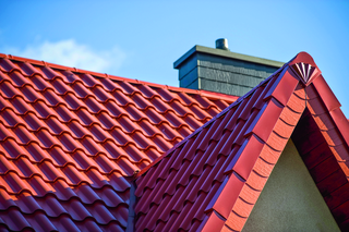 Niezbędne obróbki do blachodachówki: kompletny system produktów dachowych