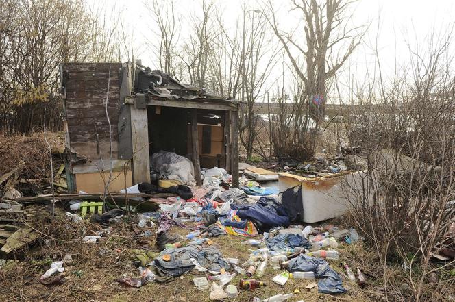 Umiera, to niech idzie do jadłodalni. Bezdomny czekał na smierć.