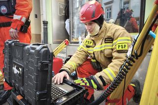 Zawalona kamienica w Cieszynie. Dwie osoby zaginione. Interweniuje setka strażaków
