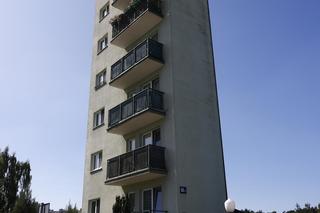 Najwęższy blok w Warszawie stoi na Białołęce. Wygląda jak naleśnik