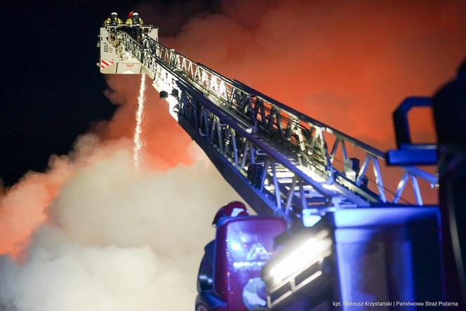 Ogromny pożar w Koniecpolu. Dogaszanie może potrwać kilka godzin