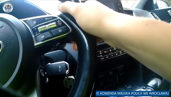 Wrocław. Policjanci rozbili szybę i siłą wyciągnęli 45-latkę z BMW. Nie chciała wysiąść [ZDJĘCIA].