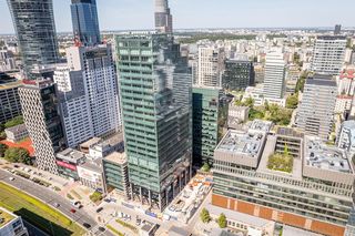 Montaż fasady na biurowcy Studio A w Warszawie