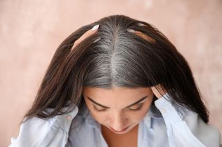 Nie farbuj włosów! Są siwe? Sprawdź, jak naturalnym sposobem przyciemnić kolor tym jednym składnikiem