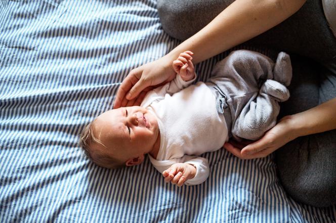 Które sposoby na kolkę niemowlęcą są skuteczne, a których lepiej unikać?