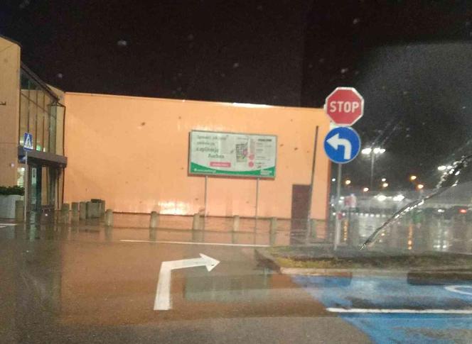 Absurd na parkingu przy Auchan Produkcyjna Białystok
