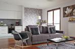 Aranżacja salonu: szara sofa