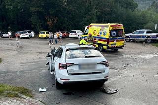 Wypadek autobusu w Karpaczu. Osobówka wjechała prosto pod jego koła. Jest wieku rannych [ZDJĘCIA].