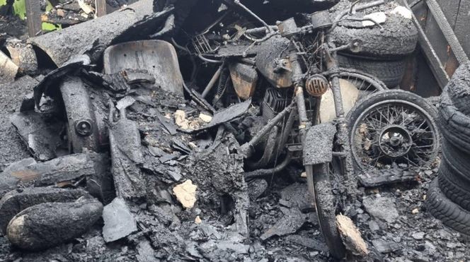 „Nasz majątek poszedł z dymem”. Kolekcja zabytkowych pojazdów spłonęła w kilka chwil
