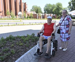 Mieszkańcy Warszawy oceniają efekty rozbetonowania stolicy. Przeżyliśmy upał na „zielonym skwerze”