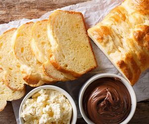 Do ciasta drożdżowego nie dodaję tych 2 składników. W tej wersji smakuje pysznie i jest puszyste 