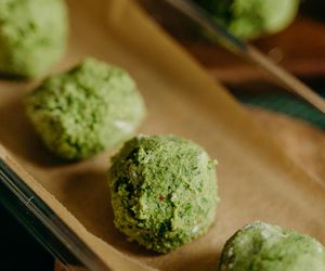 Nie tylko matcha latte. Podpowiadamy, jak jeszcze wykorzystać tę herbatę w kuchni