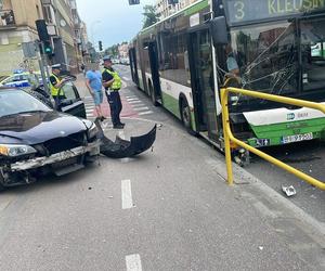 Białystok: Zderzenie BMW z autobusem miejskim. Pięć osób trafiło do szpitala