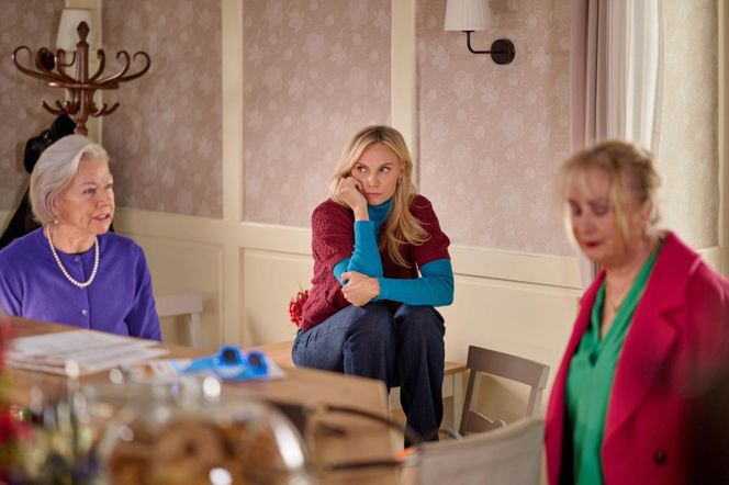 Na Wspólnej, odc. 3999. Maria (Bożena Dykiel), Monika (Sylwia Gliwa), Roża (Halina Rasiakówna) 