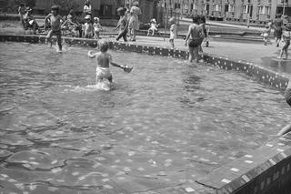 Plac zabaw z basenem na Osiedlu Szmulowizna w Warszawie 1973-1978