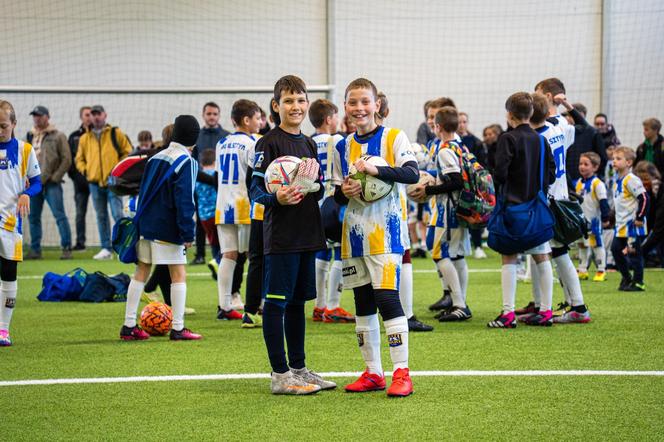 W Olsztynie otwarto profesjonalne boisko sportowe. Będą korzystali z niego młodzi piłkarze