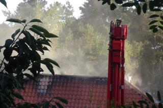 Potężny pożar w Trzcianach pod Legionowem. Całe poddasze w ogniu. Na miejsce przyjechało 9 zastępów straży pożarnej