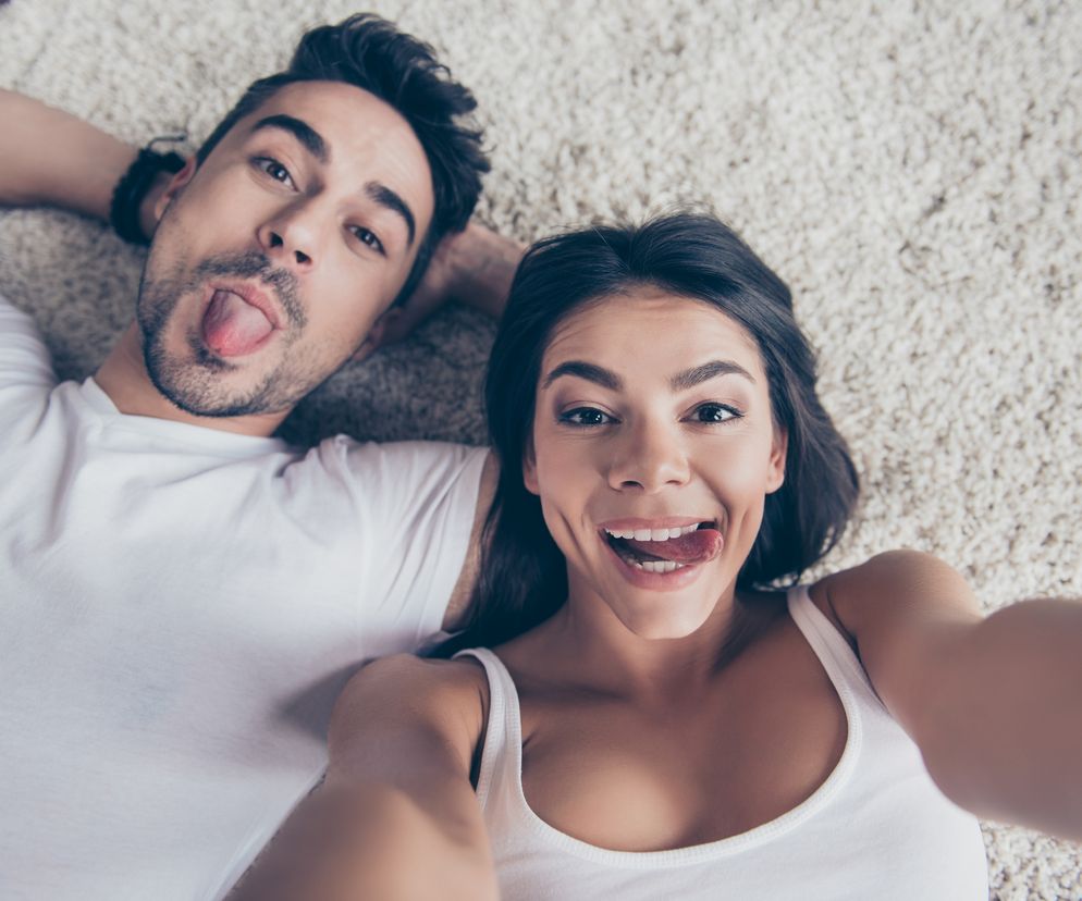 Mężczyzna i kobieta wytykają języki