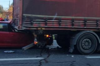 Wypadek na autostradzie A4 w Katowicach. Auto wjechało pod TIRa