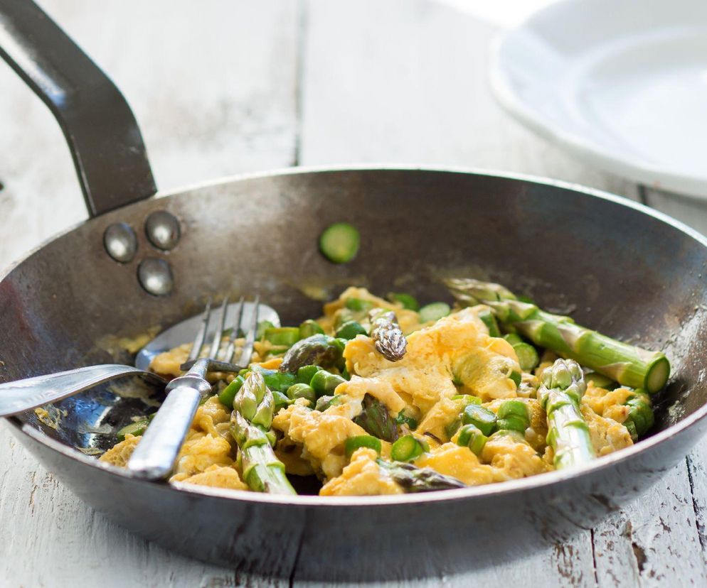 jajecznica ze szparagami